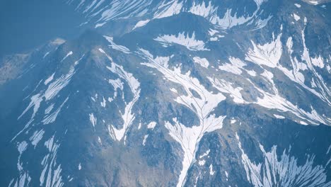 Vista-Aérea-Paisaje-De-Montañas-Cubiertas-De-Nieve